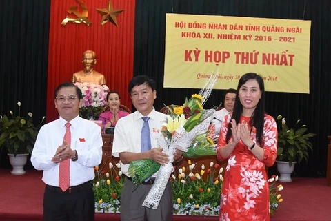 Ông Trần Ngọc Căng (giữa) tiếp tục được tín nhiệm bầu giữ chức Chủ tịch Ủy ban Nhân dân tỉnh Quảng Ngãi nhiệm kỳ 2016-2021.(Nguồn: quangngai.gov.vn)