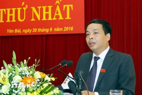 Ông Ngô Ngọc Tuấn, Chủ tịch Hội đồng nhân dân tỉnh Yên Bái khóa XVIII nhiệm kỳ 2016-2021 phát biểu tại kỳ họp. (Ảnh: Thế Duyệt/TTXVN)