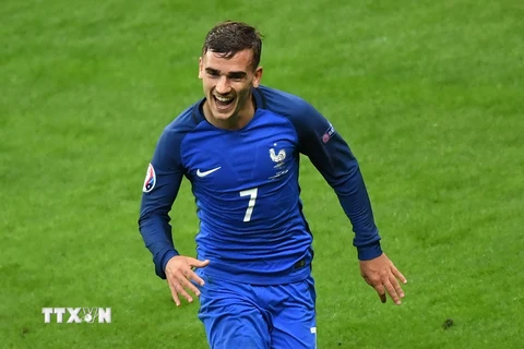 Pha ăn mừng của tiền đạo Antoine Griezmann sau khi ghi bàn bàn thắng nâng tỷ số lên 4-0 với Iceland trong lượt trận tứ kết EURO 2016 diễn ra tại Pháp ngày 3/7. (Nguồn: EPA/TTXVN)