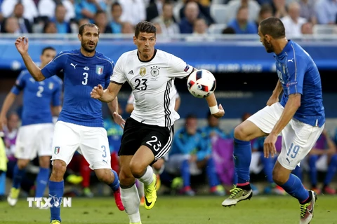 Pha đi bóng của cầu thủ Đức Mario Gomez (giữa) trong trận đấu với đội tuyển Italy ở vòng tứ kết EURO 2016. (Nguồn: EPA/TTXVN)