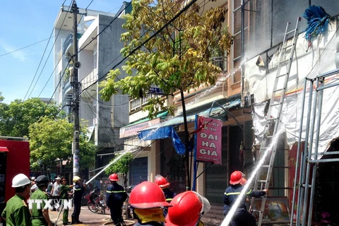 Cảnh sát phòng cháy chữa cháy Quảng Ngãi tích cực dập lửa. (Ảnh: Vĩnh Trọng/TTXVN)
