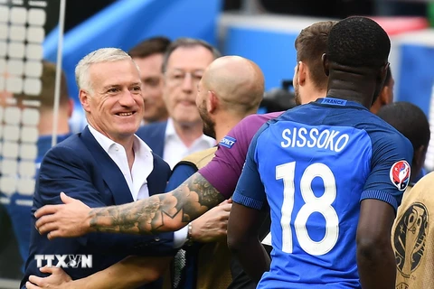 Niềm vui của huấn luyện viên Didier Deschamps (trái) sau khi đội tuyển Pháp giành tấm vé đi tiếp vào vòng bán kết. (Nguồn: AFP/TTXVN)