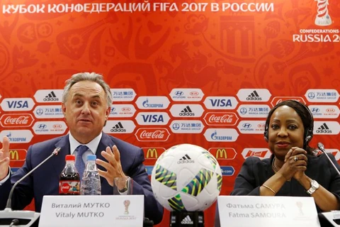 Tổng Thư ký FIFA Fatma Samoura (phải) và Bộ trưởng Thể thao Nga Vitaly Mutko tại buổi họp báo về World Cup 2018 ở Moskva, ngày 5/7. (Nguồn: Reuters)
