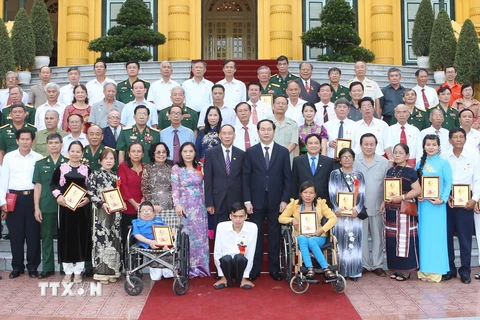 Chủ tịch nước Trần Đại Quang gặp mặt các đại biểu nạn nhân chất độc da cam/dioxin Việt Nam. (Ảnh: Nhan Sáng/TTXVN)