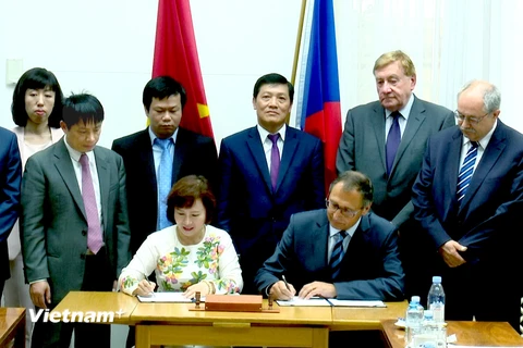 Thứ trưởng Hồ Thị Kim Thoa và Thứ trưởng Bộ Công Thương Séc Jiri Koliba ký biên bản về thỏa thuận hợp tác song phương trong giai đoạn 2016-2020. (Ảnh: Quang Vinh/Vietnam+)