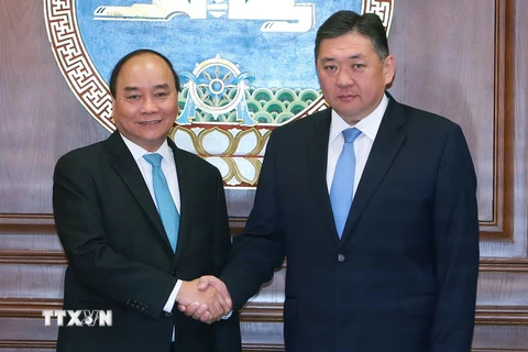 Thủ tướng Chính phủ Nguyễn Xuân Phúc hội kiến Chủ tịch Quốc hội Mông Cổ Miyegombo Enkhbold. (Ảnh: Thống Nhất/TTXVN)