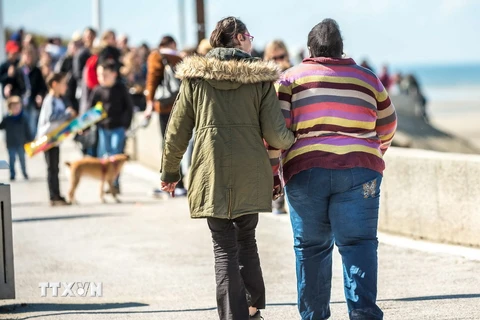 Một phụ nữ bị thừa cân béo phì (phải) tại Berck-sur-Mer (Pháp) ngày 12/4. (Nguồn: AFP/TTXVN)
