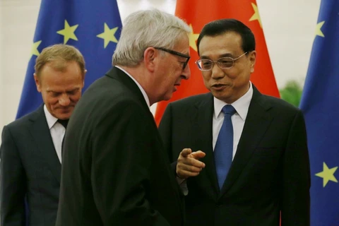 Thủ tướng Trung Quốc Lý Khắc Cường và Chủ tịch Ủy ban châu Âu Jean-Claude Juncker (giữa), Chủ tịch Hội đồng châu Âu Donald Tusk tại Hội nghị thượng đỉnh EU-Trung Quốc ở Bắc Kinh, ngày 12/7. (Nguồn: AFP)