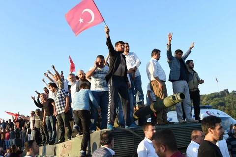 Người dân ăn mừng sau khi binh sỹ quân đảo chính ra hàng trên cầu Bosphorus ở thành phố Istanbul. (Nguồn: AFP)