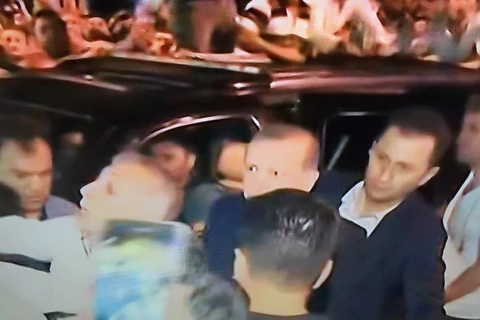 Tổng thống Recep Tayyip Erdogan xuất hiện trước đam đông ở sân bay Ataturk ở Istanbul. (Nguồn: ANADOLU)
