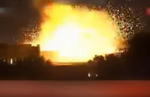 Hình ảnh bom nổ tại khu vực trụ sở Quốc hội Thổ Nhĩ Kỳ. Ảnh chụp từ clip.
