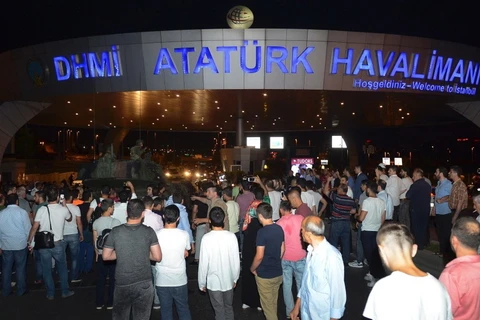 Người dân đứng vây quanh một chiếc xe tăng ở sân bay Ataturk. (Nguồn: AP)