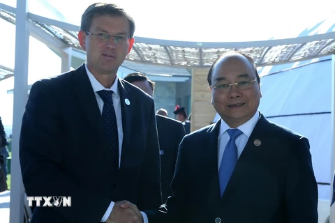 Thủ tướng Chính phủ Nguyễn Xuân Phúc gặp song phương Thủ tướng Cộng hòa Slovenia, Ngài Miro Cerar. (Ảnh: Thống Nhất/TTXVN)