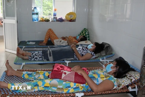 Bệnh nhân mắc bệnh bạch hầu đang được điều trị tại khu cách ly Bệnh viện Đa khoa Bình Phước (ảnh chụp ngày 16/7). (Ảnh: Nguyễn Văn Việt/TTXVN)
