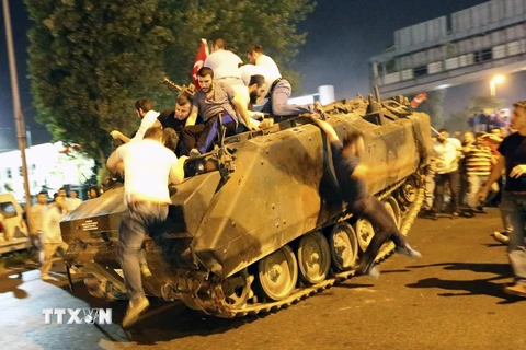 Những người ủng hộ Tổng thống Thổ Nhĩ Kỳ nỗ lực chiếm giữ xe tăng của lực lượng tiến hành đảo chính trên đường phố Istanbul ngày 16/7. (Nguồn: EPA/TTXVN)