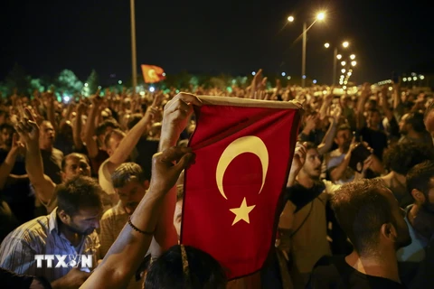 Người dân Thổ Nhĩ Kỳ đổ ra các đường phố ở Ankara, phản đối đảo chính. (Nguồn: Anadolu Agency/TTXVN)
