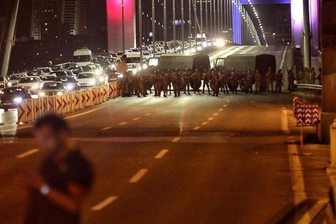Quân đội Thổ Nhĩ Kỳ chặn cầu Bosphorus ở thủ đô (Ảnh:Gokhan Tan/Getty Images)