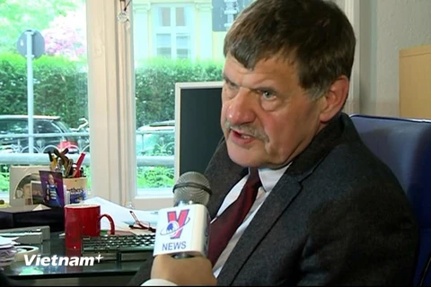 Tiến sỹ Gerhard Will trả lời phỏng vấn phóng viên TTXVN. (Ảnh: Đức Chung/Vietnam+)