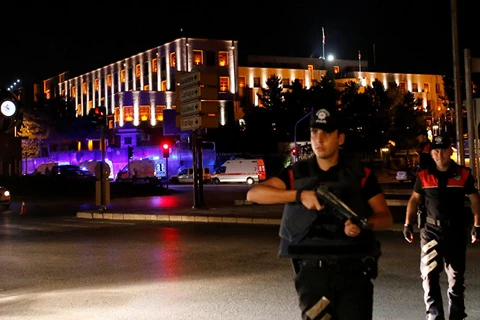 [Video] Quân đảo chính tấn công khách sạn có Tổng thống Erdogan