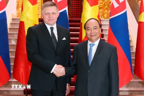 Thủ tướng Nguyễn Xuân Phúc và Thủ tướng Slovakia, Robert Fico tại lễ đón. (Ảnh:Thống Nhất/TTXVN)