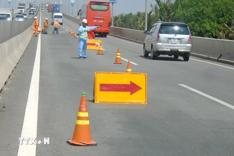 Đơn vị thi công tiến hành khắc phục sự cố khe co giãn trên cầu Long Thành, thuộc tuyến cao tốc Thành phố Hồ Chí Minh-Long Thành-Dầu Giây. (Ảnh: Sỹ Tuyên/TTXVN)