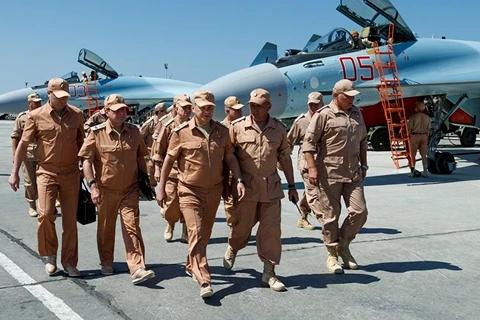 Bộ trưởng Quốc phòng Nga Shoigu và các tướng lĩnh Nga trong chuyến thị sát căn cứ không quân Hmeimim, Syria. (Nguồn: Bộ Quốc phòng Nga)