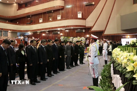 Đoàn đại biểu cấp cao Việt Nam dành một một phút mặc niệm trước linh cữu của nguyên Chủ tịch Quốc hội Lào Saman Viyaket. (Ảnh: Phạm Kiên/TTXVN)
