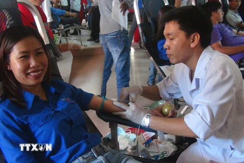 Các đoàn viên thanh niên, cán bộ, công nhân viên chức tham gia hiến máu tình nguyện tại chương trình. (Ảnh: Trịnh Bang Nhiệm/TTXVN)