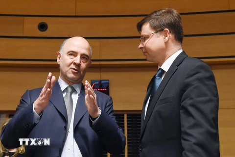 Ủy viên phụ trách các vấn đề kinh tế của EU Pierre Moscovici (trái) và Phó Chủ tịch EC Valdis Dombrovskis. (Nguồn: AFP/TTXVN)