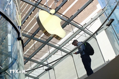 Logo của hãng Apple tại cửa hàng ở New York, Mỹ ngày 27/7. (Nguồn: AFP/TTXVN)