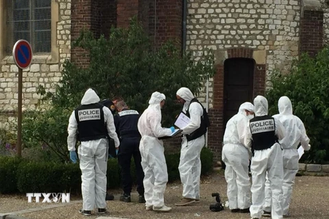 Cảnh sát Pháp điều tra tại hiện trường vụ tấn công nhà thờ. (Nguồn: EPA/TTXVN)