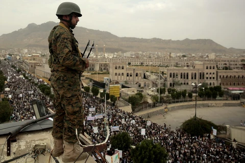 Binh sỹ Houthi đứng gác ở một địa điểm ở trung tâm Sanaa, Yemen, ngày 18/7. (Nguồn: AP)