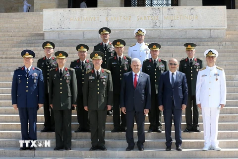 Thổ Nhĩ Kỳ Binali Yildirim (thứ ba, phải, hàng đầu) và các thành viên YAS tại Ankara ngày 28/7. (Nguồn: AFP/TTXVN)