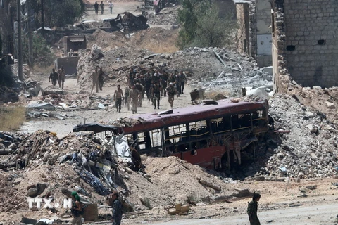 Binh sỹ quân đội Chính phủ Syria tuần tra tại thị trấn Leramun,ngoại ô phía tây bắc tỉnh Aleppo sau khi giành lại quyền kiểm soát khu vực này. (Nguồn: AFP/TTXVN)