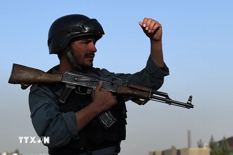 Cảnh sát Afghanistan gác gần hiện trường vụ đánh bom. (Nguồn: AFP/TTXVN)