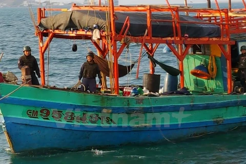 Cảnh sát Thái Lan bắt giữ tàu cá của ngư dân Việt Nam tháng 4/2016 (Ảnh: Cơ quan Thường trú Bangkok)
