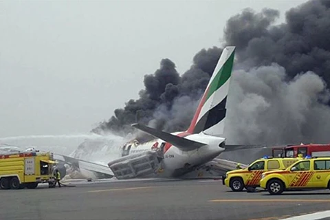 [Video] Máy bay UAE bốc cháy dữ dội khi hạ cánh ở Dubai