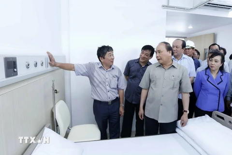 Thủ tướng Nguyễn Xuân Phúc thăm Dự án xây mới cơ sở II, Bệnh viện hữu nghị Việt Đức tại phường Nhân Chính, thành phố Phủ Lý. (Ảnh: An Đăng/TTXVN)