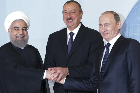Tổng thống Azerbaijan Ilham Aliev bắt tay Tổng thống Nga Vladimir Putin và Tổng thống Iran Hassan Rouhani. (Nguồn: EPA)