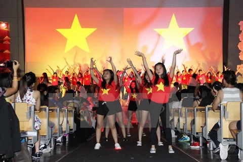 Màn biểu diễn ấn tượng khai mạc Đêm Gala Hội trại thanh niên, sinh viên Việt Nam tại châu Âu 2015. (Ảnh: Mạnh Hùng/TTXVN)