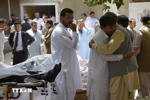 Người dân Pakistan đau buồn trước cái chết của người thân trong vụ đánh bom. (Nguồn: AFP/TTXVN)