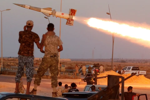 Quân Chính phủ bắn tên lửa vào thành trì của tổ chức Nhà nước Hồi giáo (IS) tự xưng tại Sirte.(Nguồn: Reuters)