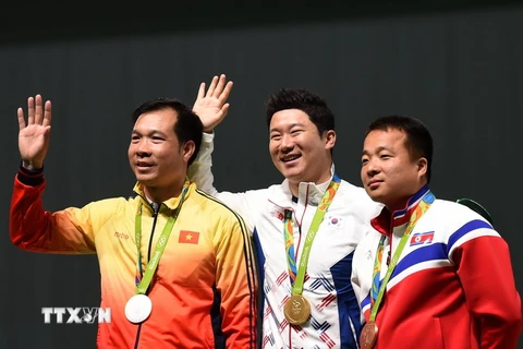 Xạ thủ Hoàng Xuân Vinh (trái) mang về tấm Huy chương thứ hai cho thể thao Việt Nam tại Olympic Rio ngày 10/8. (Nguồn: THX/TTXVN)