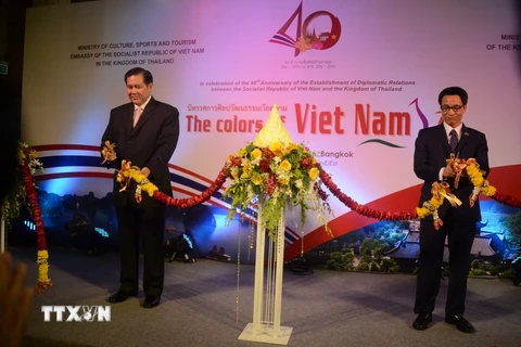 Phó Thủ tướng Vũ Đức Đam và Phó Thủ tướng Thái Lan Thanasak cắt băng khai mạc "Những ngày văn hóa Việt Nam tại Thái Lan." (Ảnh:Sơn Nam/TTXVN)