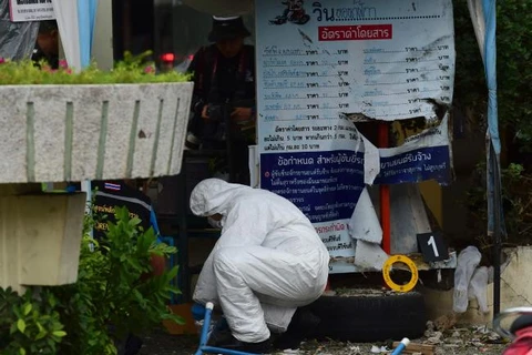 Nhân viên điều tra khám nghiệm hiện trường một vụ đánh bom ở Hua Hin. (Nguồn: AFP)