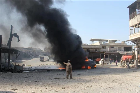 Hiện trường một vụ nổ ở một khu công nghiệp tại Idlib, Syria, ngày 14/8. ( Nguồn: Anadolu) 