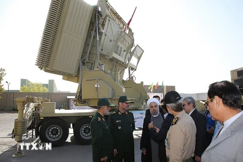 Tổng thống Hassan Rouhani (thứ 3 trái) và Bộ trưởng Quốc phòng Hossein Dehghan (trái) đứng trước hệ thống phòng thủ tên lửa mới mang tên Bavar 373. (Nguồn: EPA/TTXVN)