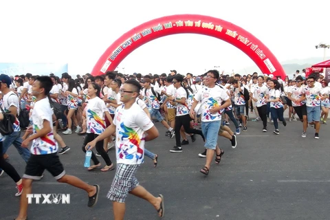 Đông đảo thanh niên tham dự chương trình "Đường chạy sắc màu tuổi trẻ-Tôi yêu Tổ quốc tôi.”(Ảnh: Nguyên Lý/TTXVN)