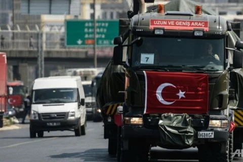 Xe quân sự Thổ Nhĩ Kỳ chạy ra khỏi Istanbul sau khi chính phủ có quyết định chuyển các căn cứ quân sự khỏi các thành phố chính. (Nguồn: AFP)