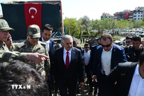 Thủ tướng Thổ Nhĩ Kỳ Binali Yildirim (giữa) thị sát hiện trường vụ đánh bom xe nhằm vào một sở cảnh sát ở Elazig ngày 18/8. (Nguồn: AFP/TTXVN)